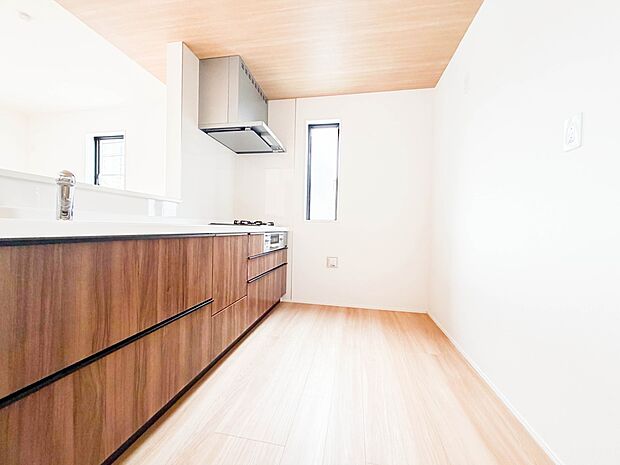 カウンターキッチンは広くて収納力もあるので、快適に料理をすることができます。食器や炊事用具を手の届くところに配置しやすいため調理もスピーディーです。