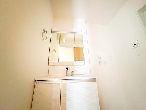 家の中でも特にプライベートスペースとなる洗面所は、洗濯場所と浴室を同じ空間でまとめております。小窓を設置しておりますので、熱気などが籠りやすい空間でちょっとした空気の入れ替えを。