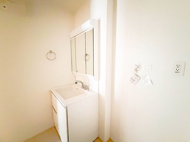 大きく見やすい三面鏡で清潔感ある洗面台は、身だしなみチェックや肌のお手入れに最適です。何かと物が増える場所だからこそ、スッキリと見映えの良い空間に拵えました。