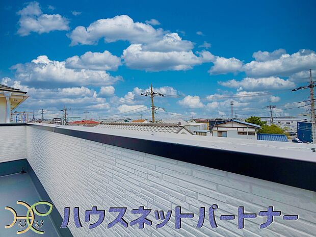 朝の澄んだ空気や、夕方に吹く清々しい風を五感で感じられるバルコニー。住まいの中で唯一屋外にあって、本当の自然を感じられるスペースです。