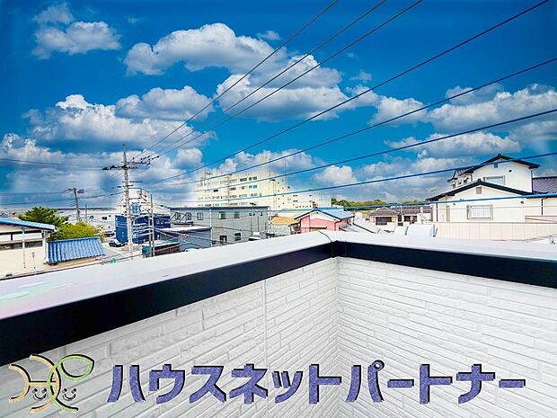通路を広く確保し、洗濯物をゆったりと干すことができます。また、プランターを飾ったり、ガーデンチェアなどを置けば、快適なアウトドアリビングにもなります。