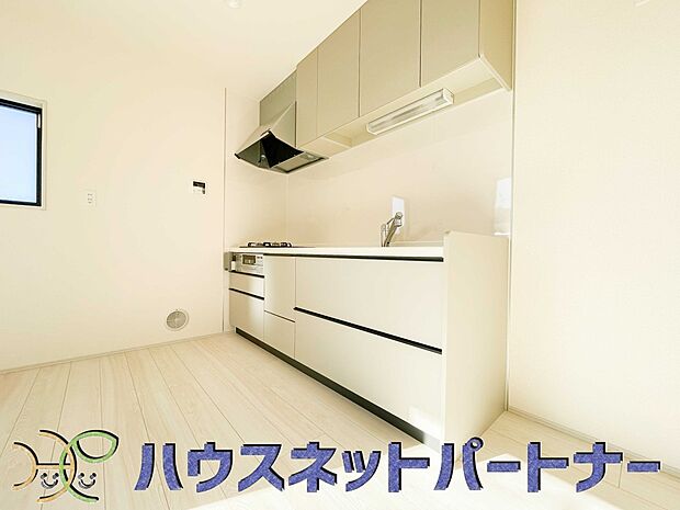 明るい自然光が入る作業スペースを多くとった壁付けキッチン採用。夫婦揃ってキッチンに立っても調理がしやすく、家事をしながら会話も弾みます。食器類もすっきりと片付く収納力。