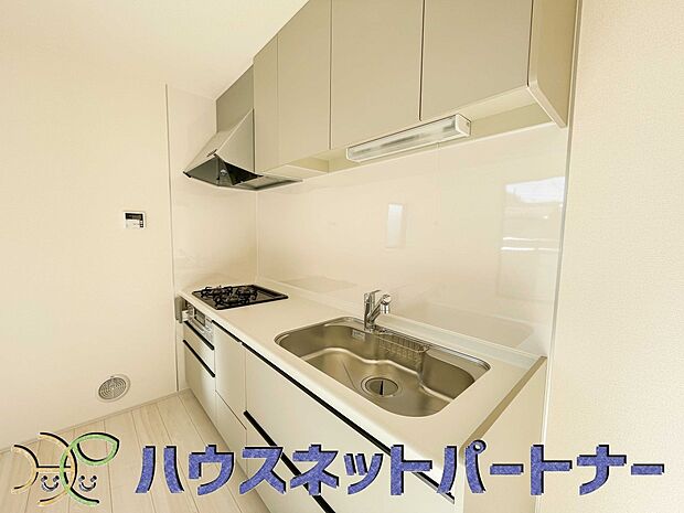 人工大理石のワークトップやシンクは、水を流しただけできれいになったように見えます。白いキッチンは明るく清潔感があり、とっても素敵です。