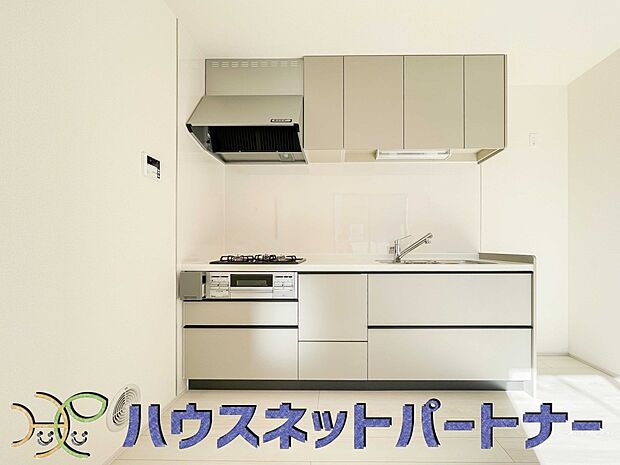 三口コンロで料理の幅を拡げてくれる使いやすいシステムキッチンを採用。洗い場も大きいので野菜や食器を洗ったりする際にも捗り、奥様の強い味方となってくれるはずです。