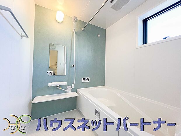 高級感溢れるカラーと大きさ・柔らかな曲線で構成された半身浴も楽しめるバスタブが心地よさをもたらします。