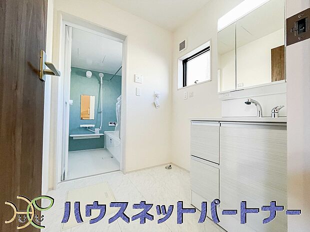 大きく見やすい三面鏡で清潔感ある洗面台は、身だしなみチェックや肌のお手入れに最適です。何かと物が増える場所だからこそ、スッキリと見映えの良い空間に拵えました。