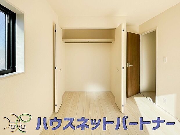 多くの人がお困りの住まいの収納。壁面クローゼットがあればタンスを置く必要がなく、出っ張りのないスッキリ空間を維持できます。限られたスペースを有効に活用できそう。