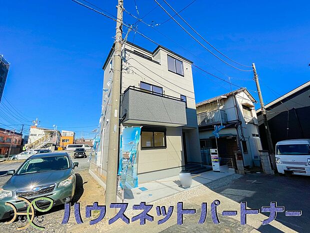 街に溶け合う美しい景観と、採光や風通しを考えて設計された間取り。近隣の視線を考え調整した窓位置など、外観だけでなく、住まうご家族の心地よさを最優先しました。