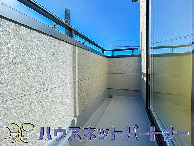 2階と3階にバルコニーがあります。洗濯物を干したり、布団を干したり、ゴミを一時保管したり…　