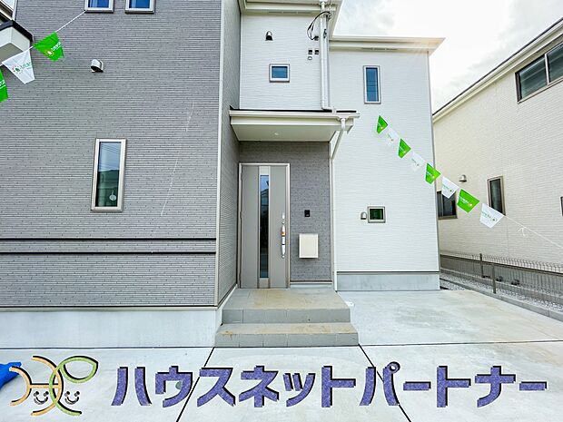 玄関前に季節のお花を置いて可愛く演出してみてはいかがですか。楽しいお家造りが待っています。