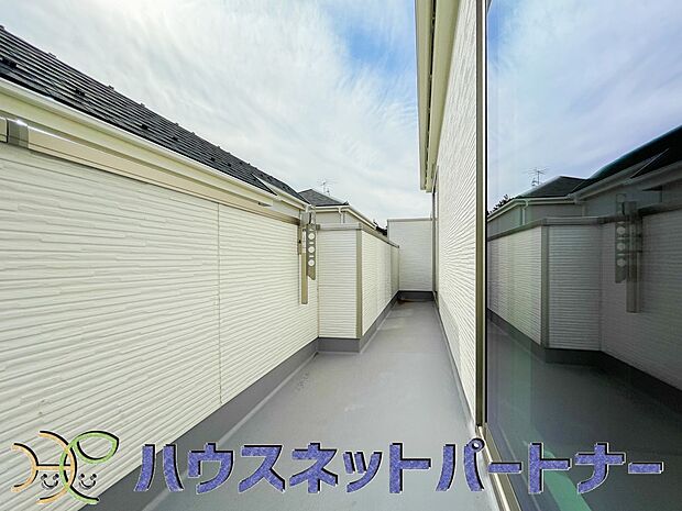 南向きバルコニーから明るい陽射しと爽やかな風がお部屋へと流れ込む、心地よい空間です。2部屋続きなのでお布団も沢山干せますね。