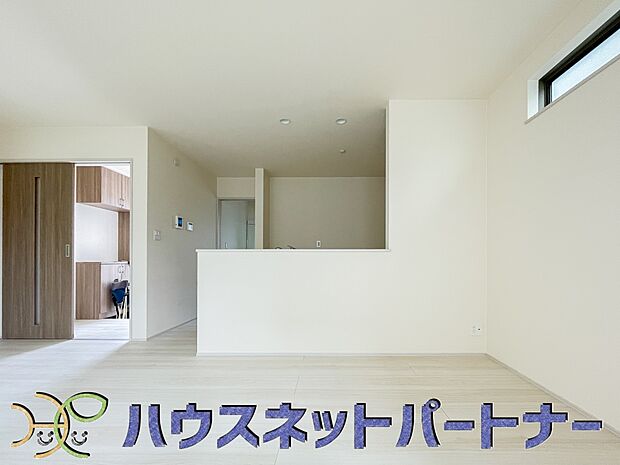 お料理できたらカウンターから手渡しができます。家族で会話をしながらお料理を楽しく。