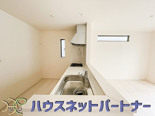 キッチン吊戸棚を無くす事によって、コミュニケーションを重視した設計に致しました。区画によって変わる一体感を、実際にご覧になって頂けましたらと思います。 