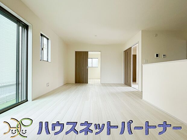 リビングは、食事スペースと寛げる場所設けてもまだ余裕の広さ。明るい光が照らしてくれます。