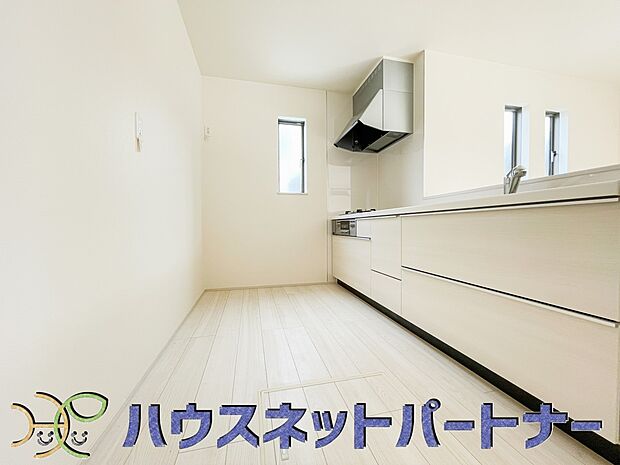 明るい自然光が入る作業スペースを多くとった壁付けキッチン採用。夫婦揃ってキッチンに立っても調理がしやすく、家事をしながら会話も弾みます。食器類もすっきりと片付く収納力。