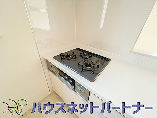 三口コンロで料理の幅を拡げてくれる使いやすいシステムキッチンを採用。洗い場も大きいので野菜や食器を洗ったりする際にも捗り、奥様の強い味方となってくれるはずです。