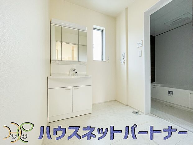 家の中でも特にプライベートスペースとなる洗面所は、洗濯場所と浴室を同じ空間でまとめております。小窓を設置しておりますので、熱気などが籠りやすい空間でちょっとした空気の入れ替えを。