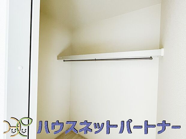 WICのメリットの1つ目は、1箇所にまとめて収納が出来ること。2つ目は、衣替えが必要ないこと。3つ目は、扉が少なくなり室内がスッキリ見えること。