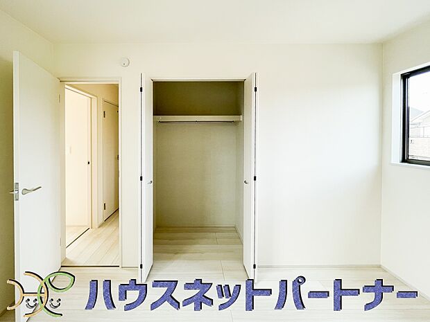 壁面クローゼットのメリットは、衣類が横一列に並ぶためひと目で洋服が選びやすいこと。衣類をたくさんお持ちの方も、限られたスペース内に無理なく収納することができます。