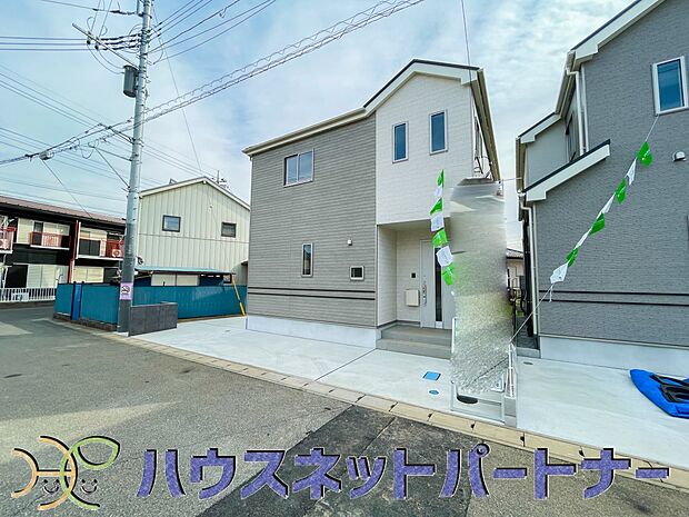 前面道路は6mあり広いので駐車も楽ちん。