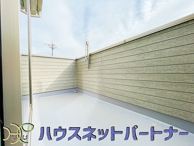 青い空が近くに感じるバルコニーは、爽やかな風をお部屋へ運んでくれます。