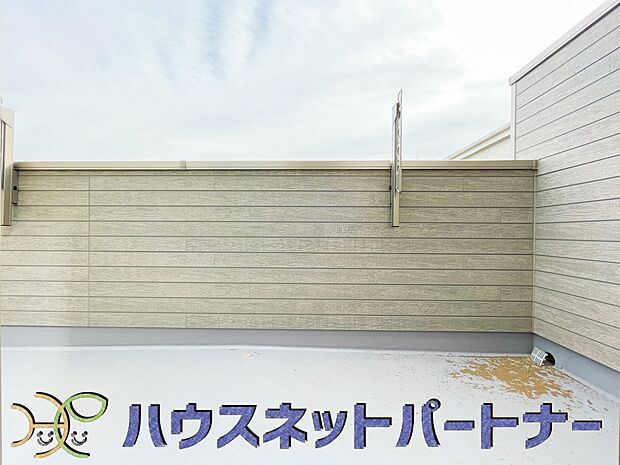 バルコニーはお洗濯物干しだけではもったいない。プランター栽培もできる程の広さです。