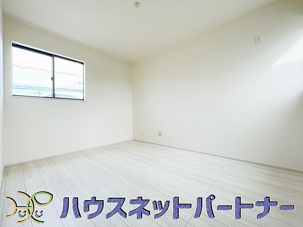 柔らかな日差しが入る洋室は落ち着いた雰囲気のお部屋です。ベッドを置いてゆったりと心も体も休まるお部屋へ。