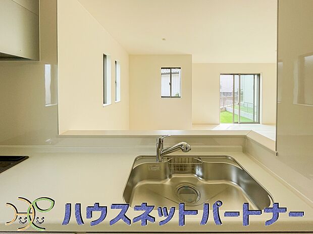 人工大理石のワークトップやシンクは、水を流しただけできれいになったように見えます。白いキッチンは明るく清潔感があり、とっても素敵です。