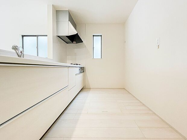 明るい自然光が入る作業スペースを多くとったキッチン採用。夫婦揃ってキッチンに立っても調理がしやすく、家事をしながら会話も弾みます。食器類もすっきりと片付く収納力。