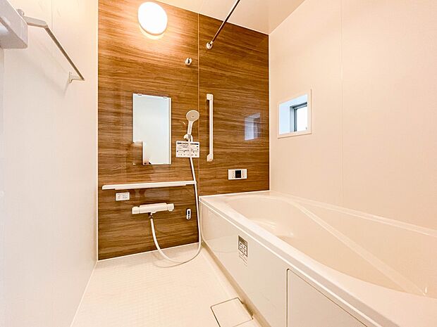 高級感溢れるカラーと大きさ・柔らかな曲線で構成された半身浴も楽しめるバスタブが心地よさをもたらします。