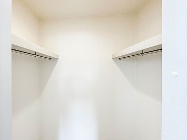 WICのメリットの1つ目は、1箇所にまとめて収納が出来ること。2つ目は、衣替えが必要ないこと。3つ目は、扉が少なくなり室内がスッキリ見えること。