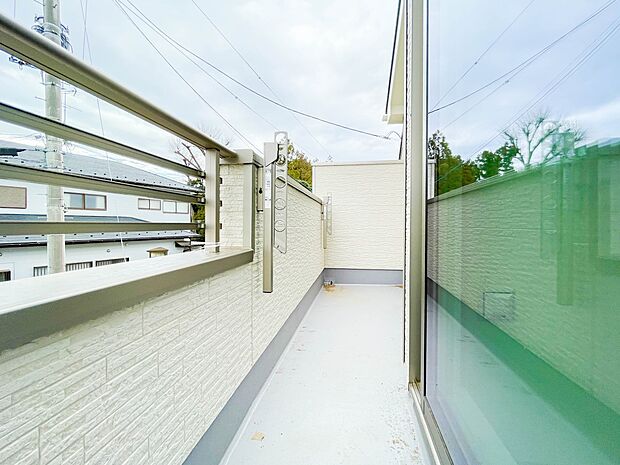 朝の澄んだ空気や、夕方に吹く清々しい風を五感で感じられるバルコニー。住まいの中で屋外にあって、本当の自然を感じられるスペースです。