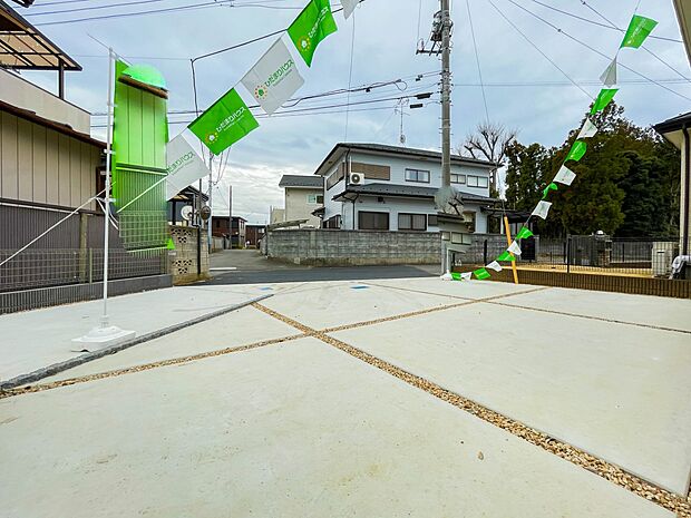 カースペース2台可。新築戸建てを購入する際、庭付きや駐車場2台付きは大変魅力的に映ります。駐車スペースが2台分あれば、夫婦それぞれ車をもっている場合や、親戚や友人などが車で来る際も安心です。