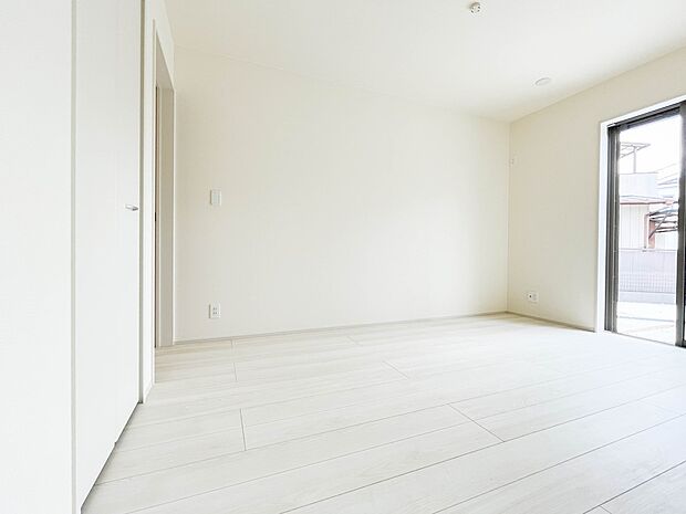 陽射しが差し込む明るいお部屋。朝は太陽の光を浴びて一日の始まりです。広いクローゼットも有難い。