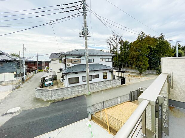 陽当りが良いと、洗濯物が乾きやすいですし、湿気やカビの心配も減るので快適です。寒い冬の日でも、日差しが届くと家の中が暖かくなりますね。