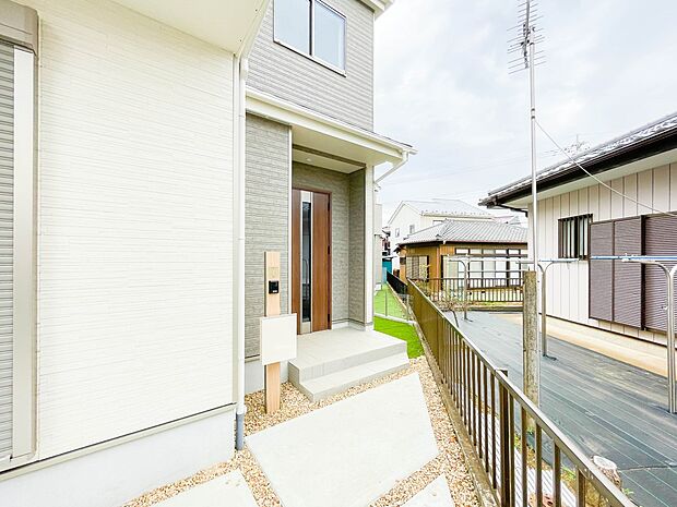 玄関の扉を開けると家族の待つお家。幸せを感じる瞬間です。