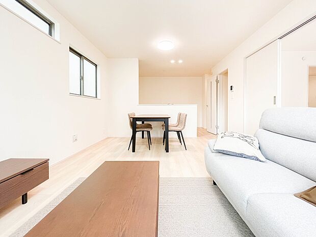 家族でくつろぐリビングは16帖。日当たりも良く、風通しも優れています。