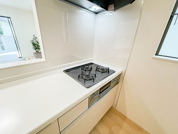 三口コンロで料理の幅を拡げてくれる使いやすいシステムキッチンを採用。洗い場も大きいので野菜や食器を洗ったりする際にも捗り、奥様の強い味方となってくれるはずです。