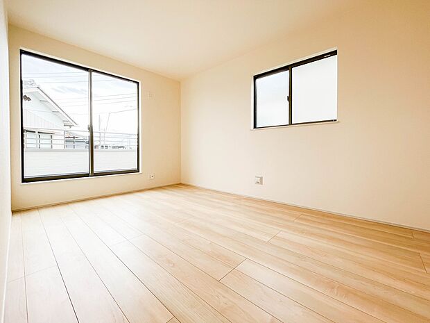 バルコニーに直接出入りできるお部屋です。ちょっと外の空気を吸いたい時や、ベランダでミニガーデニングなども楽しめそうです。