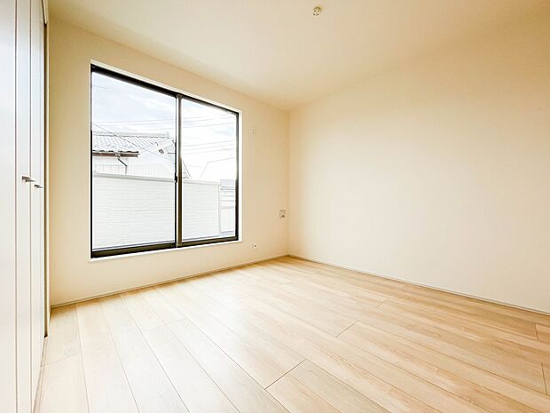 陽光が降り注ぐ明るく開放的な空間が魅力的。