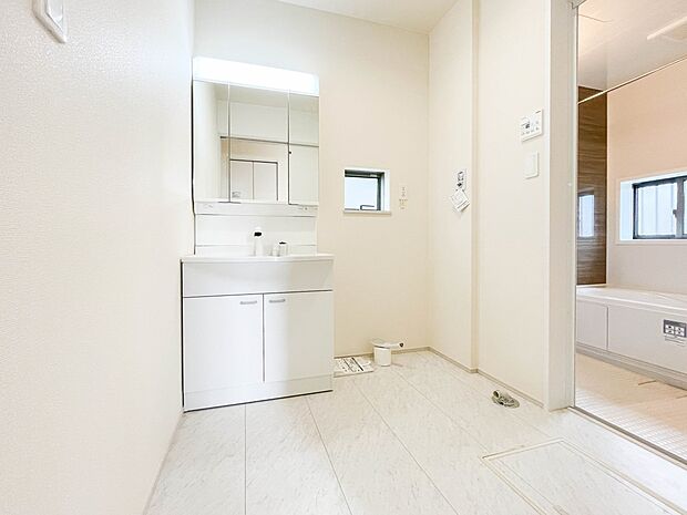 家の中でも特にプライベートスペースとなる洗面所は、洗濯場所と浴室を同じ空間でまとめております。小窓を設置しておりますので、熱気などが籠りやすい空間でちょっとした空気の入れ替えを。