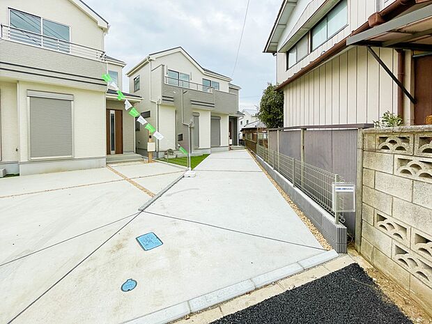 前面道路でお車を駐車するのも楽々。