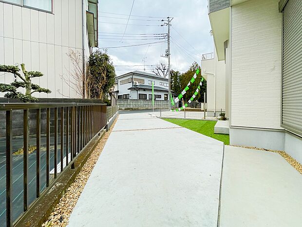 カースペース2台可。もう1台車が必要になった時や来客時にも安心。駐車場に2台以上の車が停められる一戸建ては、車好きのあなたにおすすめ。