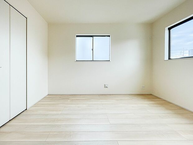 2面窓のある風通しの良いお部屋は心も体も元気にしてくれます。自分だけのお部屋作りを楽しんでみては。