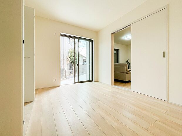 リビング隣の洋室は、風通りの良い明るいお部屋です。窓からは麗らかな陽射しが舞い込んできます。お部屋の扉を開放すれば広々リビングに。