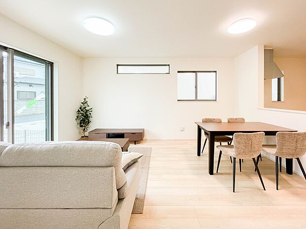 うららかな陽射しがどのお部屋にも降り注ぎますように、快適さを追求した間取設計。得難い立地環境での生活を恵みの豊かな永住の地へと変えてくれます。