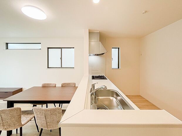 忙しい朝でも家族揃って食事をして頂ける、ゆとりある大きさのダイニングスペース。奥様の手料理をカウンター越しに受けとって頂き、テーブルで囲む素敵な時間を存分にお愉しみ下さい。