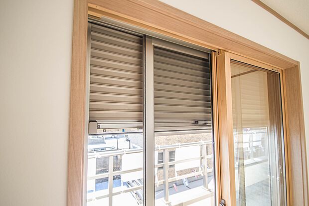 【1階から3階まで全階窓にもシャッター】 【網戸付き】 最近は特にセキュリティー意識が強く2階窓にもシャッターを希望されるお客様が多いです。 