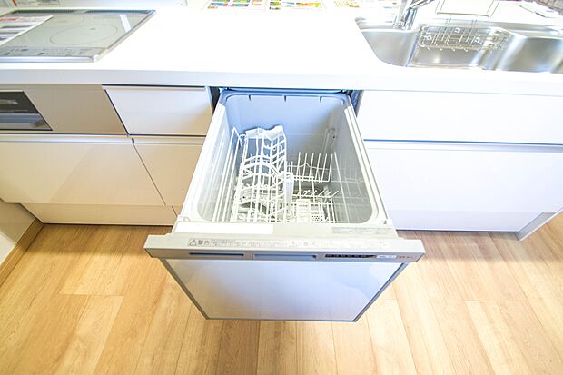 【食洗機付き対面式システムキッチン】 『 食洗機 』　料理後の面倒な洗物も解決！高温洗浄で煮沸消毒にも使えるため、乳幼児やご年配の衛生にも役にたち、又、洗った食器置きとして使い広くキッチンを使えます。
