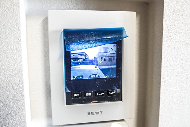 【TVモニター付インターホン】 来訪者の様子を室内TVモニターでチェック。対応したくないセールスを断りやすく、子どもに留守番をさせるときも安心。不在時の来訪者を録画でき、犯罪抑止効果も期待できます。